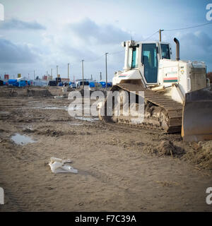 Calais, France. 28 Nov, 2015. Les travailleurs français vêtus de combinaisons blanches de protection de poursuivre l'opération de nettoyage au site migrants à Calais connu sous le nom de la jungle, les travailleurs enlevés supprimés tentes et d'ordures depuis le site et construit de nouveaux points de collecte des ordures. Credit : Duncan Penfold/Alamy Live News Banque D'Images