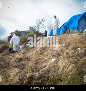 Calais, France. 28 Nov, 2015. Les travailleurs français vêtus de combinaisons blanches de protection de poursuivre l'opération de nettoyage au site migrants à Calais connu sous le nom de la jungle, les travailleurs enlevés supprimés tentes et d'ordures depuis le site et construit de nouveaux points de collecte des ordures. Credit : Duncan Penfold/Alamy Live News Banque D'Images