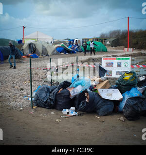 Calais, France. 28 Nov, 2015. Les travailleurs français vêtus de combinaisons blanches de protection de poursuivre l'opération de nettoyage au site migrants à Calais connu sous le nom de la jungle, les travailleurs enlevés supprimés tentes et d'ordures depuis le site et construit de nouveaux points de collecte des ordures. Credit : Duncan Penfold/Alamy Live News Banque D'Images