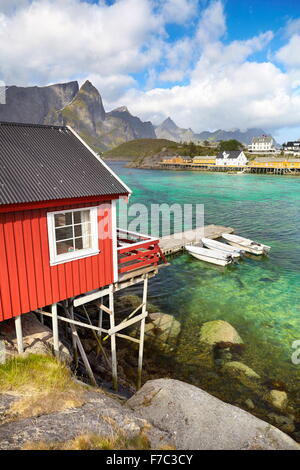 Les pêcheurs traditionnels en bois rouge, le cottage de l'île de Lofoten, Norvège Banque D'Images