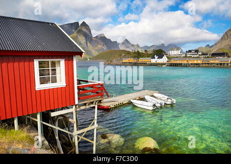 Les îles Lofoten, rouge traditionnel de cabanes de pêcheurs Rorbu, Norvège Banque D'Images