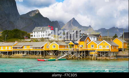 Maisons de pêcheurs rorbu, îles Lofoten, Norvège Banque D'Images