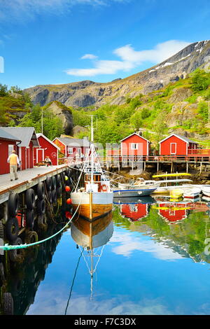Les îles Lofoten, port avec red cabane de pêcheurs, la Norvège Nusfjord, Banque D'Images