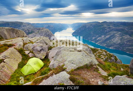 La tente au-dessus de Lysefjorden Norvège Preikestolen, près de Banque D'Images