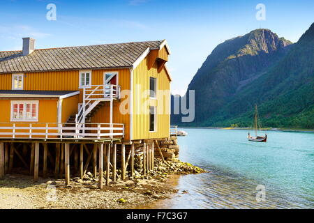 Maison sur pilotis en bois traditionnel, Leknes, Norvège Banque D'Images