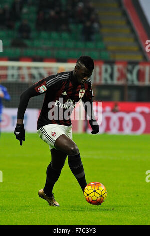 Milan, Italie. 28 Nov, 2015. M'Baye Niang de l'AC Milan au cours de la Serie A italienne de football match Ligue entre l'AC Milan et la Sampdoria UC à San Siro à Milan, Italie. Credit : Action Plus Sport/Alamy Live News Banque D'Images