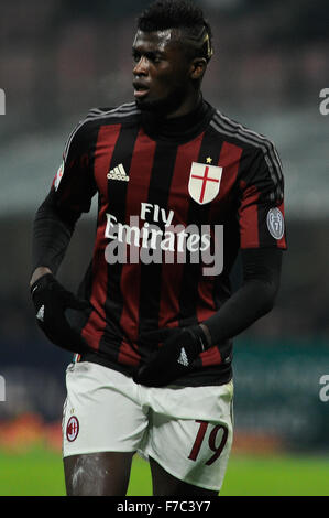 Milan, Italie. 28 Nov, 2015. M'Baye Niang de l'AC Milan au cours de la Serie A italienne de football match Ligue entre l'AC Milan et la Sampdoria UC à San Siro à Milan, Italie. Credit : Action Plus Sport/Alamy Live News Banque D'Images