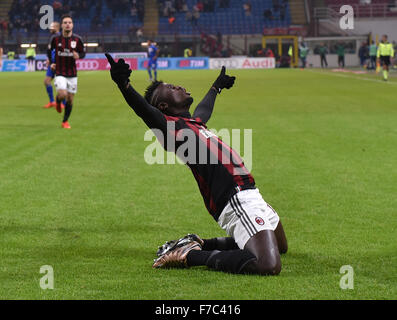 Milan. 28 Nov, 2015. L'AC Milan's Silvestre Niang célèbre après avoir marqué un but au cours de la Serie A italienne match de football AC Milan vs Sampdoria le 28 novembre 2015 au stade San Siro à Milan, Italie. Le match s'est terminé en match nul 1-1. Credit : Alberto Lingria/Xinhua/Alamy Live News Banque D'Images