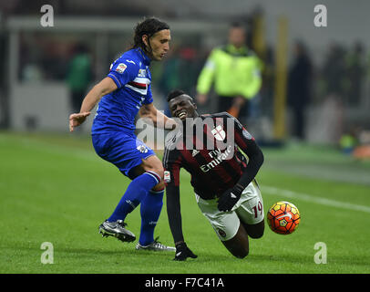 Milan. 28 Nov, 2015. L'AC Milan's Silvestre Niang (R) tombe au cours de la Serie A italienne match de football AC Milan vs Sampdoria le 28 novembre 2015 au stade San Siro à Milan, Italie. Le match s'est terminé en match nul 1-1. Credit : Alberto Lingria/Xinhua/Alamy Live News Banque D'Images