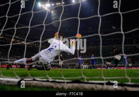 Milan. 28 Nov, 2015. L'AC Milan's Silvestre Niang(R) pousses durant la Serie A italienne match de football AC Milan vs Sampdoria le 28 novembre 2015 au stade San Siro à Milan, Italie. Le match s'est terminé en match nul 1-1. Credit : Alberto Lingria/Xinhua/Alamy Live News Banque D'Images