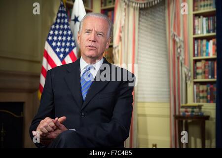 Le Vice-président américain Joe Biden fournit les présidents de radio hebdomadaire l'adresse de la Maison Blanche le 21 novembre 2015 à Washington, DC. Banque D'Images