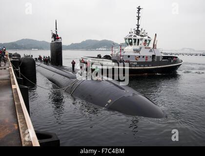 US Navy attaque rapide de classe Los Angeles sous-marin nucléaire USS Charlotte amarré au parc automobile de commandant au cours d'une visite programmée de Yokosuka le 24 novembre. 2015 à Yokosuka, Japon. Banque D'Images