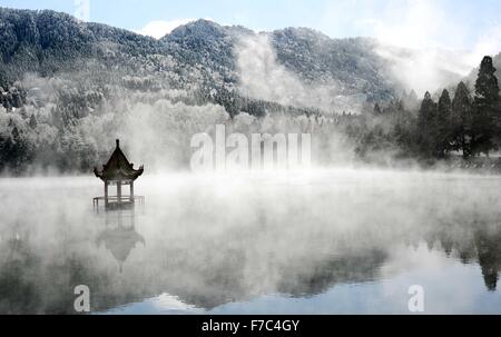 Beijing, Chine. 25Th Nov, 2015. Photo prise le 25 novembre, 2015 présente le mist-enveloppé le mont Lushan scenic resort de Jiujiang, province de Jiangxi en Chine du sud-est. Des vagues de froid ont balayé une grande partie de la Chine depuis dimanche dernier. © Hu Guolin/Xinhua/Alamy Live News Banque D'Images