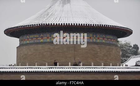 Beijing, Chine. 22 Nov, 2015. Les touristes visitent le parc Tiantan à Beijing, capitale de la Chine, 22 novembre 2015. Des vagues de froid ont balayé une grande partie de la Chine depuis dimanche dernier. © Li Wen/Xinhua/Alamy Live News Banque D'Images