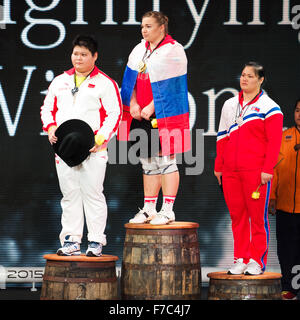 26 novembre 2015 : Tatiana Kashirina de Russie (au centre) remporte la médaille d'or dans le total. Meng Suping de Chine (à gauche) remporte l'argent, et Kim Hyang Kuk de la Corée du Nord (à droite) remporte la médaille de bronze dans la catégorie des Femmes 75 + au monde Weightlfting Championships à Houston, Texas. Brent Clark/Alamy Live News Banque D'Images