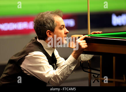 New York. 28 Nov, 2015. Anthony Hamilton de l'Angleterre est en concurrence au cours de son deuxième tour contre son compatriote Stuart Bingham au snooker Championnat du Royaume-Uni 2015 à York, Angleterre le 28 novembre 2015. Hamilton a perdu 3-6. Credit : Han Yan/Xinhua/Alamy Live News Banque D'Images