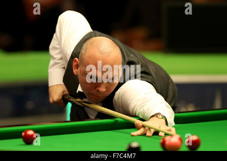 New York. 28 Nov, 2015. Stuart Bingham de l'Angleterre est en concurrence au cours de son deuxième tour contre son compatriote Anthony Hamilton au snooker Championnat du Royaume-Uni 2015 à York, Angleterre le 28 novembre 2015. Bingham a gagné 6-3. Credit : Han Yan/Xinhua/Alamy Live News Banque D'Images