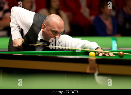 New York. 28 Nov, 2015. Stuart Bingham de l'Angleterre est en concurrence au cours de son deuxième tour contre son compatriote Anthony Hamilton au snooker Championnat du Royaume-Uni 2015 à York, Angleterre le 28 novembre 2015. Bingham a gagné 6-3. Credit : Han Yan/Xinhua/Alamy Live News Banque D'Images