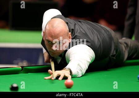 New York. 28 Nov, 2015. Stuart Bingham de l'Angleterre est en concurrence au cours de son deuxième tour contre son compatriote Anthony Hamilton au snooker Championnat du Royaume-Uni 2015 à York, Angleterre le 28 novembre 2015. Bingham a gagné 6-3. Credit : Han Yan/Xinhua/Alamy Live News Banque D'Images