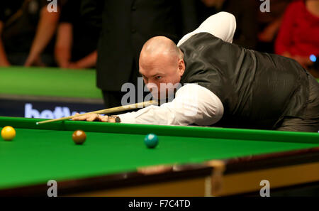 New York. 28 Nov, 2015. Stuart Bingham de l'Angleterre est en concurrence au cours de son deuxième tour contre son compatriote Anthony Hamilton au snooker Championnat du Royaume-Uni 2015 à York, Angleterre le 28 novembre 2015. Bingham a gagné 6-3. Credit : Han Yan/Xinhua/Alamy Live News Banque D'Images