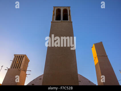 Tours à vent utilisé comme un système de refroidissement naturel pour réservoir d'eau à l'architecture traditionnelle de l'Iran, la province de Yazd Yazd, Iran, Banque D'Images