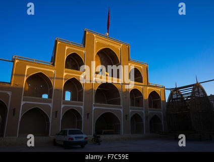 Un sol en bois Nakhl en face des trois étages Hosseinieh , la province de Yazd Yazd, Iran, Banque D'Images