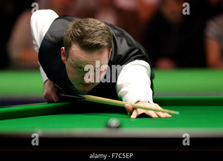 New York. 28 Nov, 2015. Shaun Murphy d'Angleterre fait concurrence au cours de son deuxième tour contre Yuelong Zhou de Chine au snooker Championnat du Royaume-Uni 2015 à York, Angleterre le 28 novembre 2015. Murphy a gagné 6-1. Credit : Han Yan/Xinhua/Alamy Live News Banque D'Images