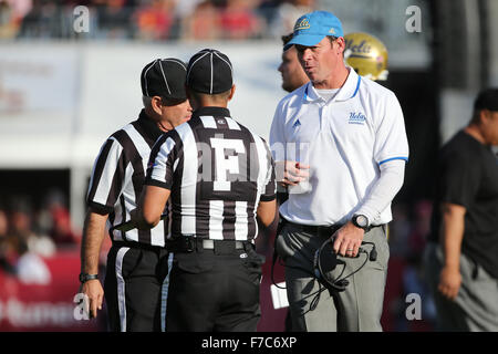 Los Angeles, CA, US, USA. 28 Nov, 2015. 28 novembre 2015 : UCLA Bruins entraîneur en chef Jim Mora parle aux fonctionnaires pendant un temps mort dans le jeu entre l'UCLA Bruins et de l'USC Trojans, le Coliseum de Los Angeles, CA. Photographe : Peter Renner and Co pour Zuma Fils © Peter Renner and Co/ZUMA/Alamy Fil Live News Banque D'Images