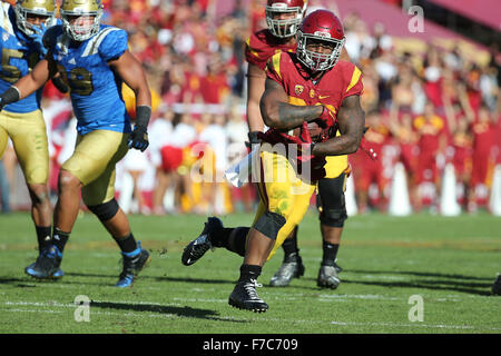 Los Angeles, CA, US, USA. 28 Nov, 2015. 28 novembre 2015 : retour d'exécution USC Trojans Tre Madden (23) trouve un grand tournant lane mais ca pas tout à fait à la fin de la zone dans le jeu entre l'UCLA Bruins et de l'USC Trojans, le Coliseum de Los Angeles, CA. Photographe : Peter Renner and Co pour Zuma Fils © Peter Renner and Co/ZUMA/Alamy Fil Live News Banque D'Images