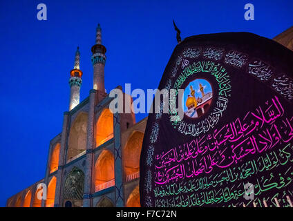 Un sol en bois Nakhl en face des trois étages Takieh qui fait partie de l'Amir Chakhmaq, complexes, la province de Yazd Yazd, Iran Banque D'Images