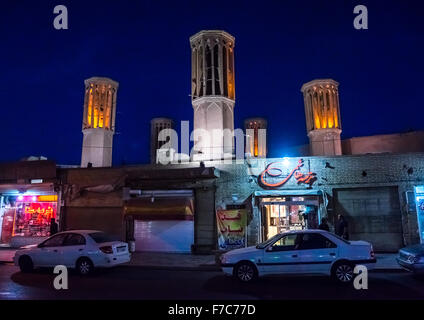 Tours à vent utilisé comme un système de refroidissement naturel dans l'architecture traditionnelle de l'Iran, la province de Yazd Yazd, Iran, Banque D'Images