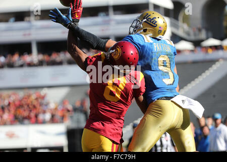 Los Angeles, CA, US, USA. 28 Nov, 2015. 28 novembre 2015 : USC Trojans Iman évoluait Marshall (8) défauts le ballon de l'UCLA Bruins, wide receiver Jordanie Payton (9) dans le jeu entre l'UCLA Bruins et de l'USC Trojans, le Coliseum de Los Angeles, CA. Photographe : Peter Renner and Co pour Zuma Fils © Peter Renner and Co/ZUMA/Alamy Fil Live News Banque D'Images