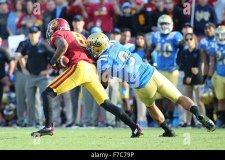 Los Angeles, CA, US, USA. 28 Nov, 2015. 28 novembre 2015 : USC Trojans Iman évoluait Marshall (8) intercepte une passe en face de UCLA Bruins receveur Jordan Payton (9) dans le jeu entre l'UCLA Bruins et de l'USC Trojans, le Coliseum de Los Angeles, CA. Photographe : Peter Renner and Co pour Zuma Fils © Peter Renner and Co/ZUMA/Alamy Fil Live News Banque D'Images