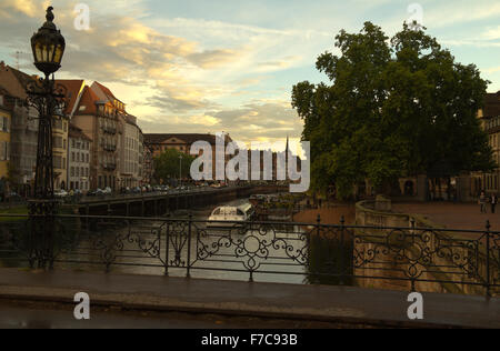 Sur la rivière à Strasbourg au coucher du soleil Banque D'Images