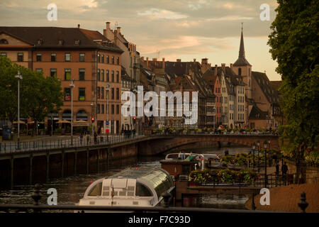 Sur la rivière à Strasbourg au coucher du soleil Banque D'Images