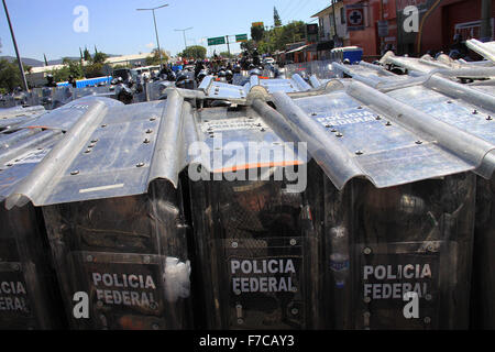 Oaxaca, Mexique. 28 Nov, 2015. Les membres de la Police fédérale s'abriter lors d'un affrontement avec des membres de la section 22 du coordonnateur national des travailleurs de l'éducation (CNTE, pour son sigle en espagnol), dans l'Oaxaca, Mexique, le 28 novembre 2015. Au moins trois personnes ont été blessées au cours de samedi, le choc entre les enseignants de la section 22 de la CNTE du Mexique, qui s'opposent à l'évaluation des enseignants imposée par le gouvernement, et la Police fédérale dans l'état d'Oaxaca. © Max Nunez/Xinhua/Alamy Live News Banque D'Images