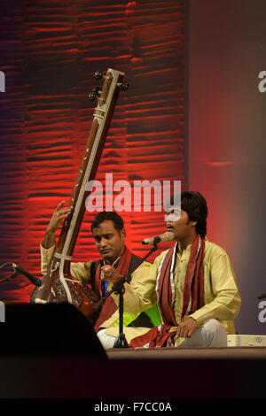 Dhaka, Bangladesh. 29 Nov, 2015. L'arist bangladais Avijit Kundu, Droite, effectué dhrupad vocal Présentation de Raga Bhopali au Bengale Festival de musique classique au stade de l'armée dans la région de Dhaka, Bangladesh. Le 28 novembre, 2015 artiste indienne et bangladaise effectué deuxième jour soir du quatrième Festival de musique classique du Bengale, un auditoire captivé Dhaka a eu droit à des rythmes de rivetage et mélodie magique au Bangladesh. Le Festival organisé par la Fondation Bangal. Mamunur Rashid/crédit : Alamy Live News Banque D'Images