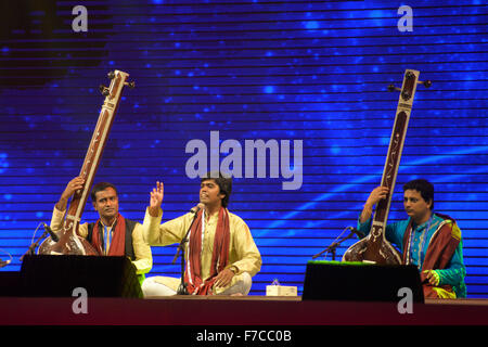 Dhaka, Bangladesh. 29 Nov, 2015. L'arist bangladais Avijit Kundu, ingérer, effectué dhrupad vocal Présentation de Raga Bhopali au Bengale Festival de musique classique au stade de l'armée dans la région de Dhaka, Bangladesh. Le 28 novembre, 2015 artiste indienne et bangladaise effectué deuxième jour soir du quatrième Festival de musique classique du Bengale, un auditoire captivé Dhaka a eu droit à des rythmes de rivetage et mélodie magique au Bangladesh. Le Festival organisé par la Fondation Bangal. Mamunur Rashid/crédit : Alamy Live News Banque D'Images