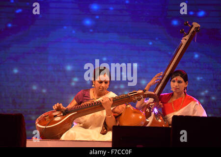 Dhaka, Bangladesh. 29 Nov, 2015. Jayanthi Kumaresh Dr artiste indien, gauche, jouant la Saraswati Veena au Bengale Festival de musique classique au stade de l'armée dans la région de Dhaka, Bangladesh. Le 28 novembre, 2015 artiste indienne et bangladaise effectué deuxième jour soir du quatrième Festival de musique classique du Bengale, un auditoire captivé Dhaka a eu droit à des rythmes de rivetage et mélodie magique au Bangladesh. Le Festival organisé par la Fondation Bangal. Mamunur Rashid/crédit : Alamy Live News Banque D'Images