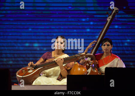 Dhaka, Bangladesh. 29 Nov, 2015. Le Dr Jayanthi Kumaresh artiste indien, gauche, jouant la Saraswati Veena au Bengale Festival de musique classique au stade de l'armée dans la région de Dhaka, Bangladesh. Le 28 novembre, 2015 artiste indienne et bangladaise effectué deuxième jour soir du quatrième Festival de musique classique du Bengale, un auditoire captivé Dhaka a eu droit à des rythmes de rivetage et mélodie magique au Bangladesh. Le Festival organisé par la Fondation Bangal. Mamunur Rashid/crédit : Alamy Live News Banque D'Images