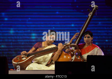 Dhaka, Bangladesh. 29 Nov, 2015. Le Dr Jayanthi Kumaresh artiste indien, gauche, jouant la Saraswati Veena au Bengale Festival de musique classique au stade de l'armée dans la région de Dhaka, Bangladesh. Le 28 novembre, 2015 artiste indienne et bangladaise effectué deuxième jour soir du quatrième Festival de musique classique du Bengale, un auditoire captivé Dhaka a eu droit à des rythmes de rivetage et mélodie magique au Bangladesh. Le Festival organisé par la Fondation Bangal. Mamunur Rashid/crédit : Alamy Live News Banque D'Images