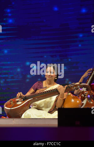 Dhaka, Bangladesh. 29 Nov, 2015. Le Dr Jayanthi Kumaresh artiste indien jouant la Saraswati Veena au Bengale Festival de musique classique au stade de l'armée dans la région de Dhaka, Bangladesh. Le 28 novembre, 2015 artiste indienne et bangladaise effectué deuxième jour soir du quatrième Festival de musique classique du Bengale, un auditoire captivé Dhaka a eu droit à des rythmes de rivetage et mélodie magique au Bangladesh. Le Festival organisé par la Fondation Bangal. Mamunur Rashid/crédit : Alamy Live News Banque D'Images