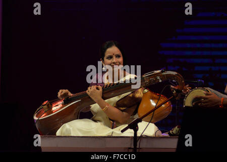 Dhaka, Bangladesh. 29 Nov, 2015. Le Dr Jayanthi Kumaresh artiste indien jouant la Saraswati Veena au Bengale Festival de musique classique au stade de l'armée dans la région de Dhaka, Bangladesh. Le 28 novembre, 2015 artiste indienne et bangladaise effectué deuxième jour soir du quatrième Festival de musique classique du Bengale, un auditoire captivé Dhaka a eu droit à des rythmes de rivetage et mélodie magique au Bangladesh. Le Festival organisé par la Fondation Bangal. Mamunur Rashid/crédit : Alamy Live News Banque D'Images