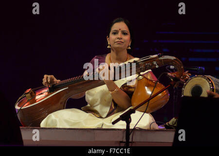 Dhaka, Bangladesh. 29 Nov, 2015. Le Dr Jayanthi Kumaresh artiste indien jouant la Saraswati Veena au Bengale Festival de musique classique au stade de l'armée dans la région de Dhaka, Bangladesh. Le 28 novembre, 2015 artiste indienne et bangladaise effectué deuxième jour soir du quatrième Festival de musique classique du Bengale, un auditoire captivé Dhaka a eu droit à des rythmes de rivetage et mélodie magique au Bangladesh. Le Festival organisé par la Fondation Bangal. Mamunur Rashid/crédit : Alamy Live News Banque D'Images