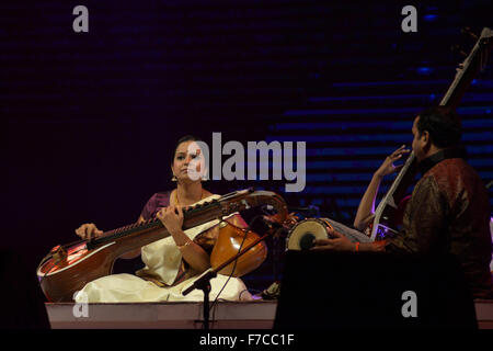 Dhaka, Bangladesh. 29 Nov, 2015. Le Dr Jayanthi Kumaresh artiste indien jouant la Saraswati Veena au Bengale Festival de musique classique au stade de l'armée dans la région de Dhaka, Bangladesh. Le 28 novembre, 2015 artiste indienne et bangladaise effectué deuxième jour soir du quatrième Festival de musique classique du Bengale, un auditoire captivé Dhaka a eu droit à des rythmes de rivetage et mélodie magique au Bangladesh. Le Festival organisé par la Fondation Bangal. Mamunur Rashid/crédit : Alamy Live News Banque D'Images