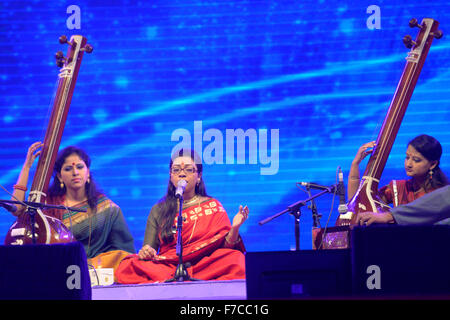 Dhaka, Bangladesh. 29 Nov, 2015. L'arist bangladais Susmita Debnath Suchi effectuée Raga Behag au Bengale Festival de musique classique au stade de l'armée dans la région de Dhaka, Bangladesh. Le 28 novembre, 2015 artiste indienne et bangladaise effectué deuxième jour soir du quatrième Festival de musique classique du Bengale, un auditoire captivé Dhaka a eu droit à des rythmes de rivetage et mélodie magique au Bangladesh. Le Festival organisé par la Fondation Bangal. Mamunur Rashid/crédit : Alamy Live News Banque D'Images