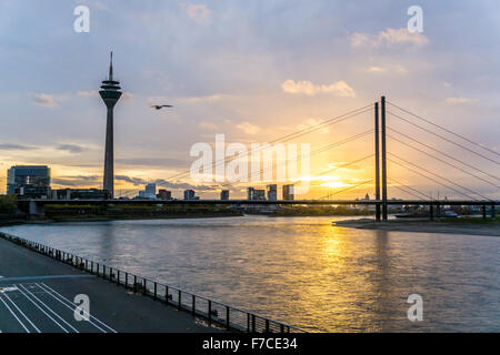 Le coucher du soleil, crépuscule, l'horizon de Düsseldorf, Allemagne, le trafic, les navires sur Rhin, Banque D'Images