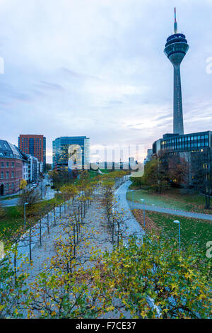 Stadttor, city gate building, édifice du parlement, à droite, la tour du Rhin, Düsseldorf, Allemagne Banque D'Images