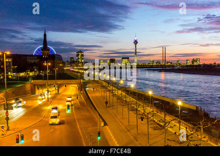 City tunnel, tunnel du Rhin, une route principale dans la vieille ville, le long du Rhin, Düsseldorf, Allemagne Banque D'Images