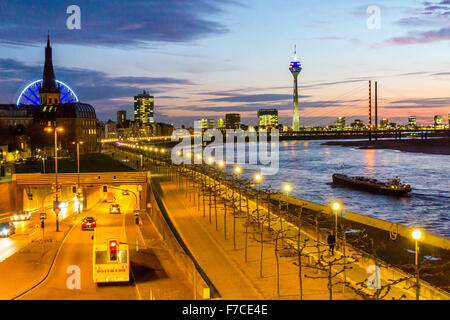 City tunnel, tunnel du Rhin, une route principale dans la vieille ville, le long du Rhin, Düsseldorf, Allemagne Banque D'Images